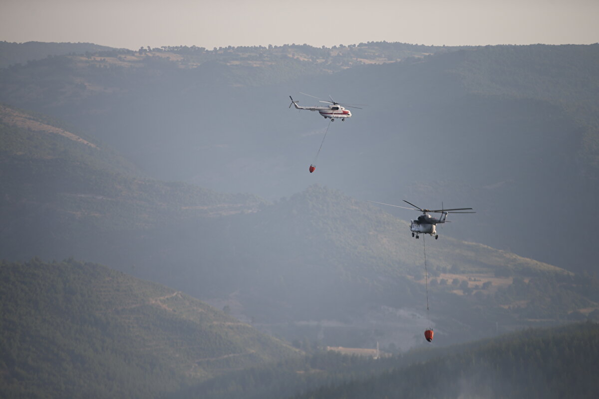 Ekiplerin hızlı bir müdahalede bulunduğunu belirten Yumaklı, "Yangın yarım saatte yaklaşık 37 hektarlık bir alanı yaktı. Olayın büyüme potansiyeli çok büyüktü. Eğer Kemikler mevkisini geçseydi blok ormanların bulunduğu bir alana sıçrayacaktı ve daha sonra hepimzi için endişe verici bir durum meydana gelecekti." dedi.<br><br>