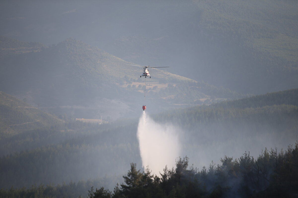 "Yaklaşık 169 hektarlık bir alanın etkilendiğini gördük. Çok şükür herhangi bir can kaybı ya da yaralanma yok. Bu bizim için sevindirici. Elbette bu alanda bizim sesini duymadığımız canlılarımız var ve onlar için de üzülmemiz gerekir. Ülke olarak kabiliyetiniz ne kadar gelişmiş olursa olsun asıl olması gereken bu olayların yaşanmaması. Elbette müdahale edilir ve söndürülür, bir şekilde kontrol altına alınır.<br><br>