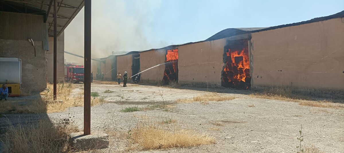 Preslenmiş pamuk balyalarının olduğu depoda henüz belirlenemeyen nedenle yangın çıktı. İhbarla olay yerine itfaiye ekipleri sevk edildi.<br><br>