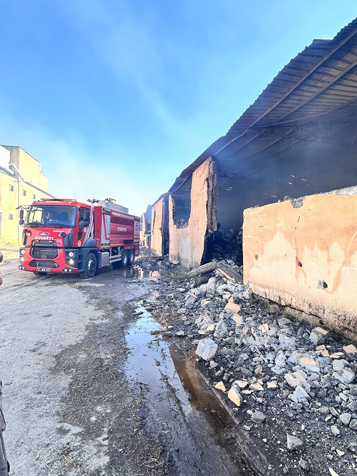 Yangın, ekiplerin bir saatlik çalışmasıyla kontrol altına alınarak söndürüldü. 110 milyon TL değerinde yaklaşık bin ton pamuğun kül olduğu belirtilirken, yangının çıkış nedeninin belirlenmesi için çalışma başlatıldı.<br><br>