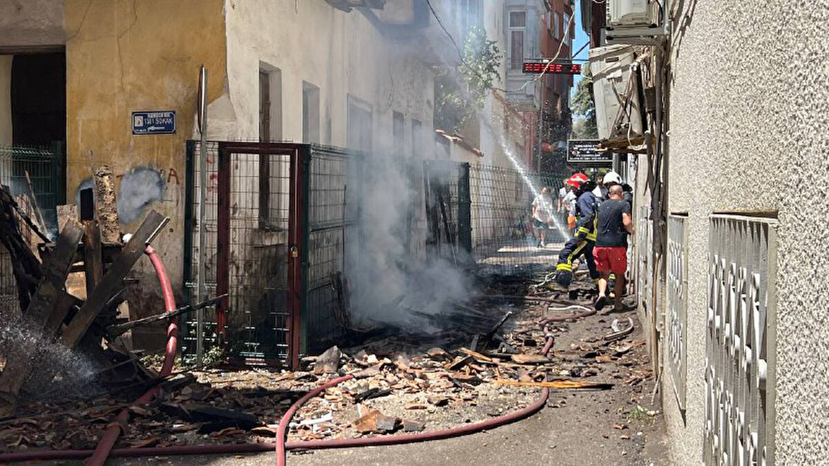 HAŞİM İŞCAN MAHALLESİ<br><br>Antalya'da tarihi dokusuyla bilinen Muratpaşa ilçesindeki Kaleiçi'nin bitişiğindeki Haşim İşcan Mahallesi, en eski yerleşim yerleri arasında yer alıyor. 25 sokağı, birçok butik oteli, kentin en büyük parkı olan Karaalioğlu Parkı, kentin en eski lisesi Antalya Lisesi ve Antalya Büyükşehir Belediyesi'nin ilk ve eski binasına ev sahipliği yapan Haşim İşcan Mahallesi, 1993 yılında 1'inci derece sit alanı ilan edilerek, mahalledeki çok sayıda kargir ev koruma altına alınıp kültür mirası haline getirildi.<br>Polis, yangının çıkış nedeninin belirlenmesi için çalışma başlattı.