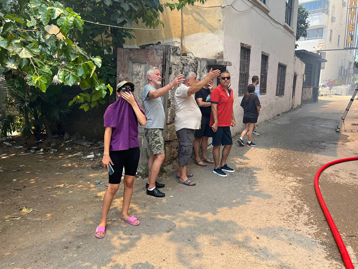 Çevredeki bir evde yaşayan bir vatandaş ise hortum ile yangına su sıktı. Ekiplerin 1 saatlik çalışmasıyla alevler söndürüldü.<br>