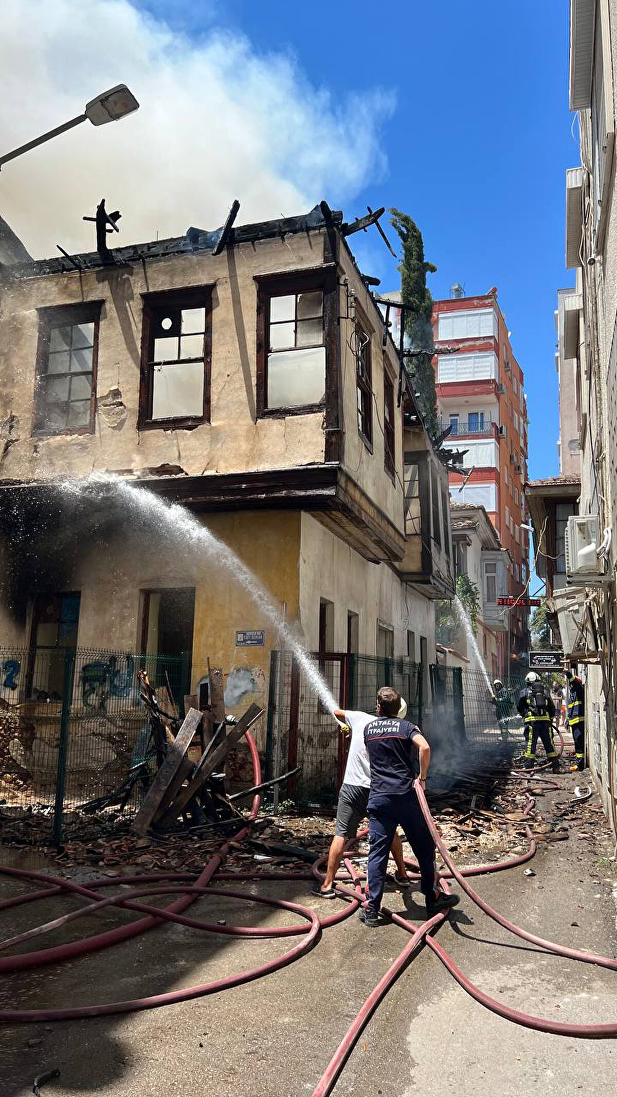 İhbar üzerine bölgeye çok sayıda itfaiye ve polis ekibi sevk edildi. Kısa sürede gelen itfaiye araçları, dar olduğu için sokağa giremedi. <br>