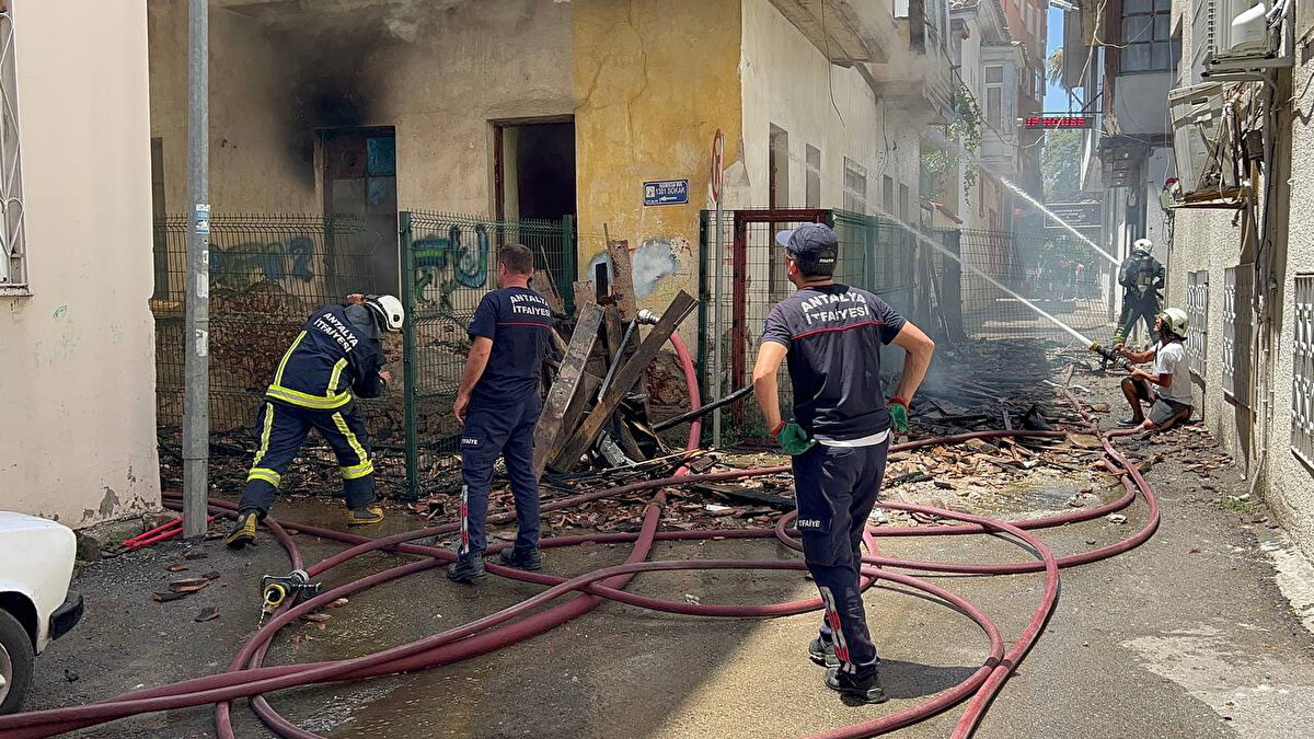 1'inci derece sit alanı olan ve tadilatın yasak olduğu mahalledeki yaklaşık 200 yıllık evden alevlerin yükseldiğini görenler, durumu 112 Acil Çağrı Merkezi'ne bildirdi.