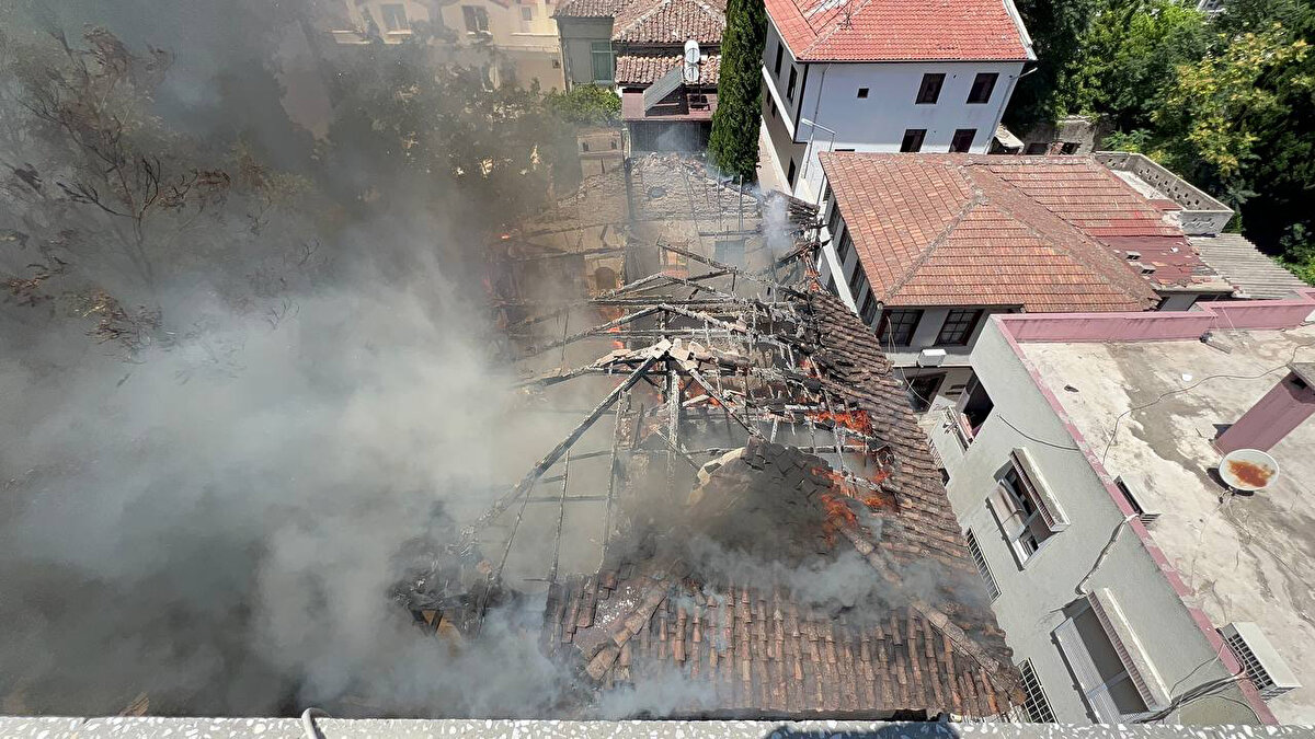 Bunun üzerine ekipler, araçlarını sokağın başına park ederek yangına müdahale etti. Çalışmalar sırasında binanın bazı noktalarında çökmeler oldu.