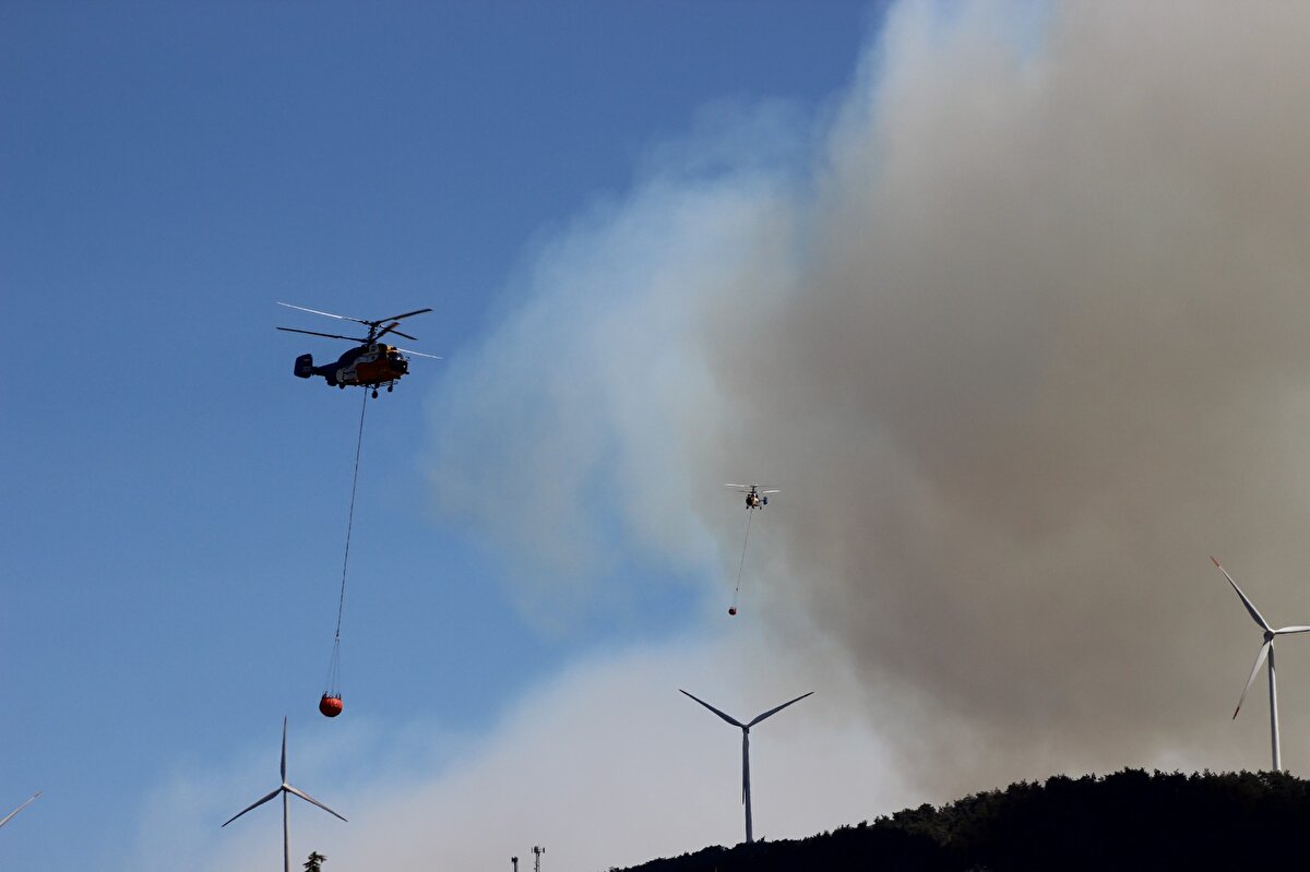 ALEVLERİN YAKLAŞTIĞI EVLER TAHLİYE EDİLDİ<br>Müftüler ve Güzelyayla mahalleleri tedbir amacıyla tahliye edilmeye başlandı. İlk belirlemelere göre yangın nedeniyle bölgede 3 evin yandığı ancak herhangi bir can kaybının yaşanmadığı açıklandı.