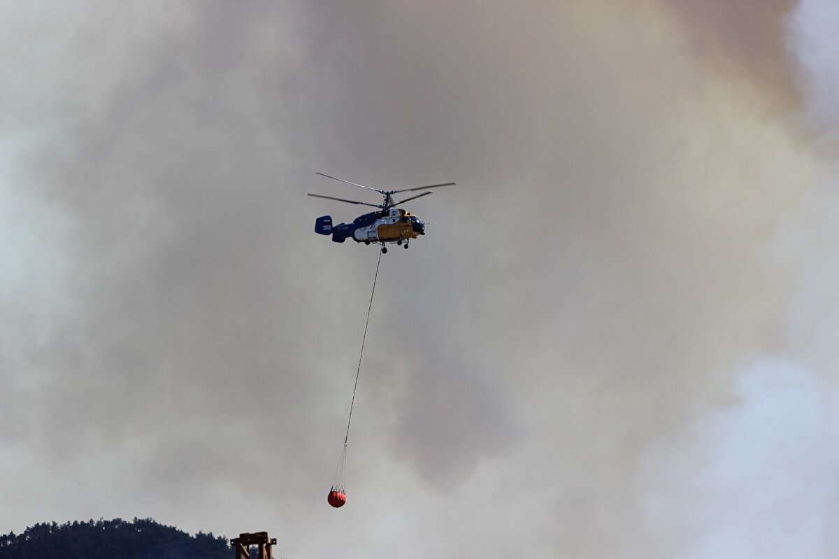 İhbar üzerine bölgeye 21 helikopter, 9 uçak, 59 arazöz, 375 personel sevk edildi. Yangına müdahalede bulunan ekiplere askeri helikopterler de destek veriyor.