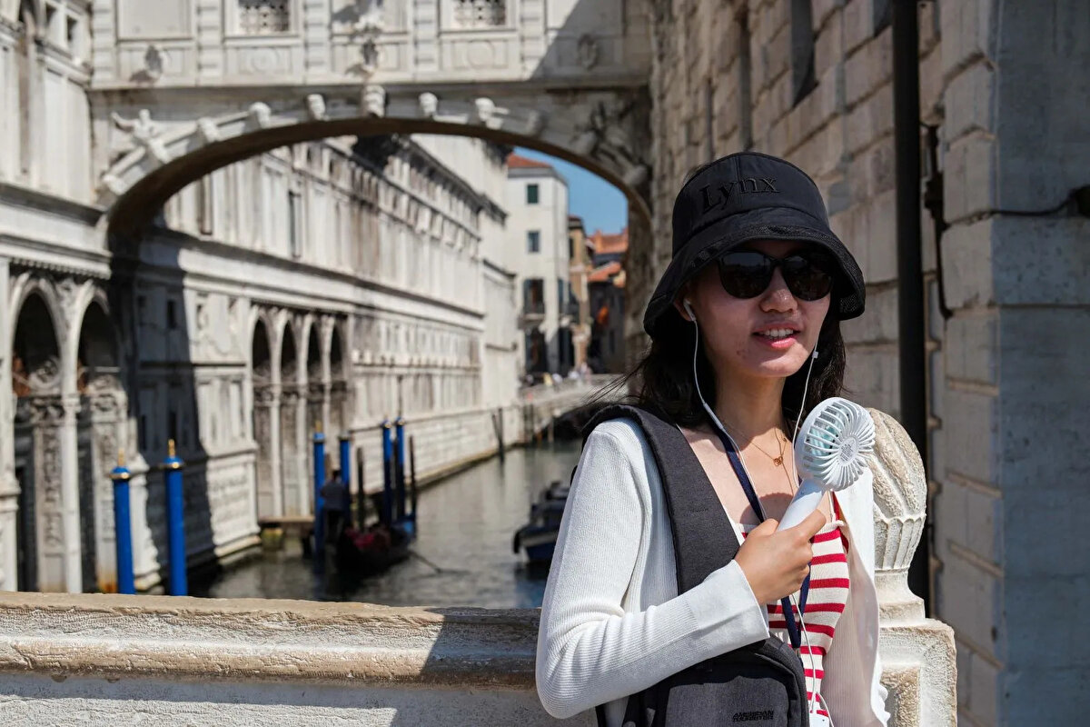 Öte yandan Betti, yoğun sıcaklık dönemlerin doğal hava koşulları içinde meydana geldiğini, ancak küresel ısınma nedeniyle küresel olarak daha sık, daha yoğun ve daha uzun süreli hale geldiğini açıkladı. Betti, "Sıcak hava dalgalarının sayısı ve yoğunluğu her yıl artıyor ve bunlar küresel ısınmanın en somut, belirgin, belgelenmiş ve açıkça gözlemlenebilir işaretleri arasında yer alıyor. Avrupa yazları son yıllarda çok ama çok daha sıcak geçti.mBizi endişelendirmesi gereken şey, yoğun ve uzun süreli sıcak hava dalgalarının yaşanmadığı yazların artık var olmamasıdır. 'Normal' yazlar nadir görülür hale geldi." ifadelerini kullandı.
