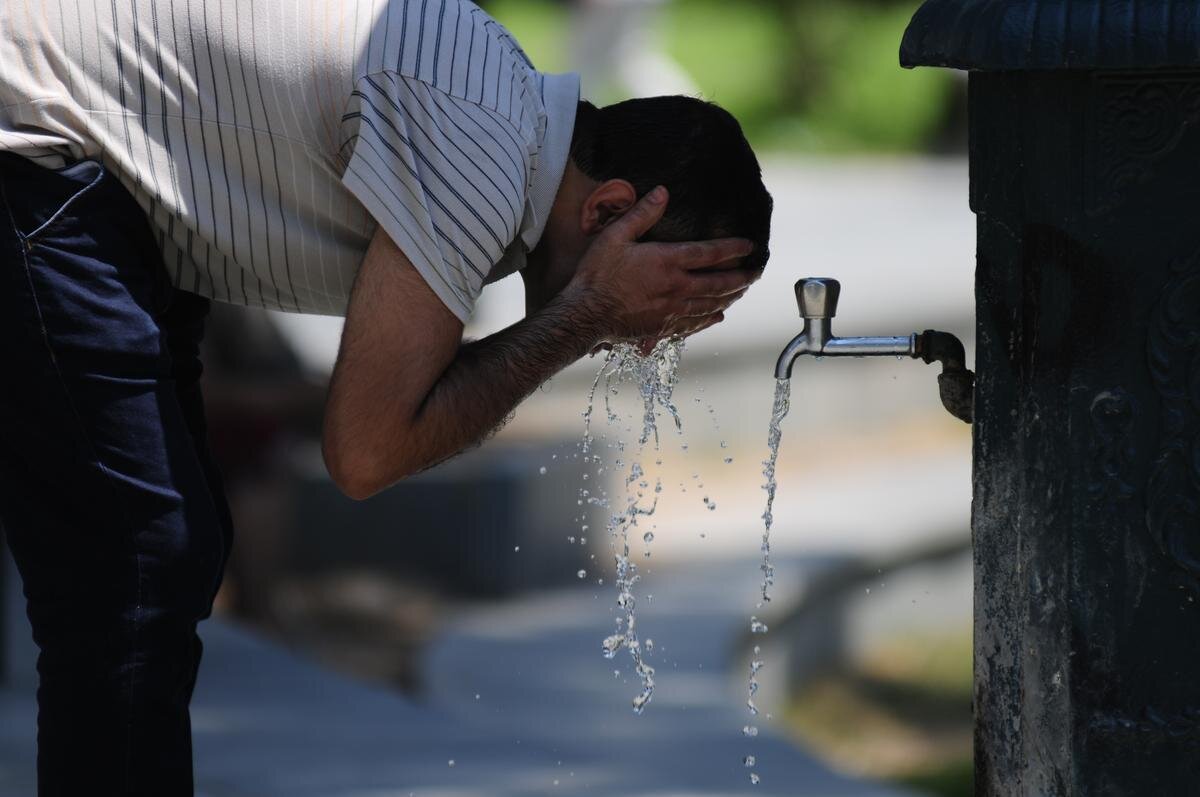 İtalyan meteoroloji servisi, Sardinya'nın önümüzdeki hafta yaşanacak ve hava tahmincilerinin Yunan mitolojisinde ruhları yeraltı dünyasına götüren feribotçuya atfen Kharoon adını verdikleri sıcak hava dalgasının "merkez üssü" olacağını söyledi.<br><br>