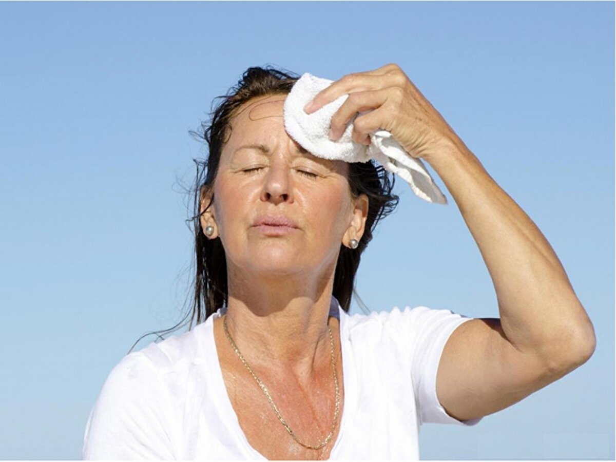 "TURİSTLER BAYILIYOR"<br><br>Roma'da tur rehberi 59 yaşındaki Felicity Hinton, aşırı kalabalıkla birlikte yükselen sıcaklıkların şehirde gezinmeyi "kabus" haline getirdiğini belirterek, "Roma her zaman sıcaktır ama bu sefer normalden çok daha uzun bir süre boyunca sürekli sıcak oldu. Tur rehberi arkadaşlarım ve ben son derece stresliyiz. İnsanlar turlarda bayılıyor ve dışarıda her yerde ambulanslar var." diye konuştu.