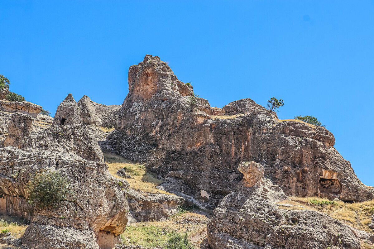 "AYN DAR KALESİ'NDE MİLATTAN ÖNCE YERLEŞİM BAŞLAMIŞ"<br>Prof. Dr. Yıldız "Tercil Kalesi ile bugün Kocaköy olarak adlandırılan eski Karaz yerleşimin tam ortasında yer alıyor. Tercil’den çıkıp eski Amit, Daraheni olarak adlandırdığımız Genç, Çevlik, Bingöl üzerinde Erzurum’a devam eden kervan yoluyla birleşen yolun güvenliğini sağlamak amacıyla burada bir kale kurulmuş. Ovaya hakim bir tepededir. Bulunduğumuz kayalık alan kale yönetiminin yaşadığı kısımdır. Kaya oymaları, çok sayıda mekan, sarnıç, kaya mezarları bulunuyor"  dedi.