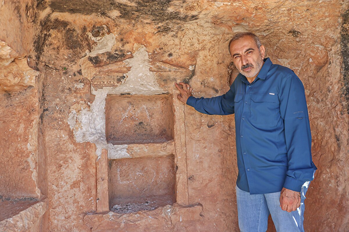 Kalede çok sayıda kaya oymaları, su sarnıçları, kaya mezarları gibi yapıların olduğunu belirten Prof. Dr. Yıldız, “Ayn Dar Kalesi, bugünkü adıyla Hazro eski adıyla Tercil’in önemli kalelerindendir. Hazro’nun eski merkezi olan Tercil Kalesi'ne yaklaşık 5 kilometre mesafededir "dedi.<br><br>