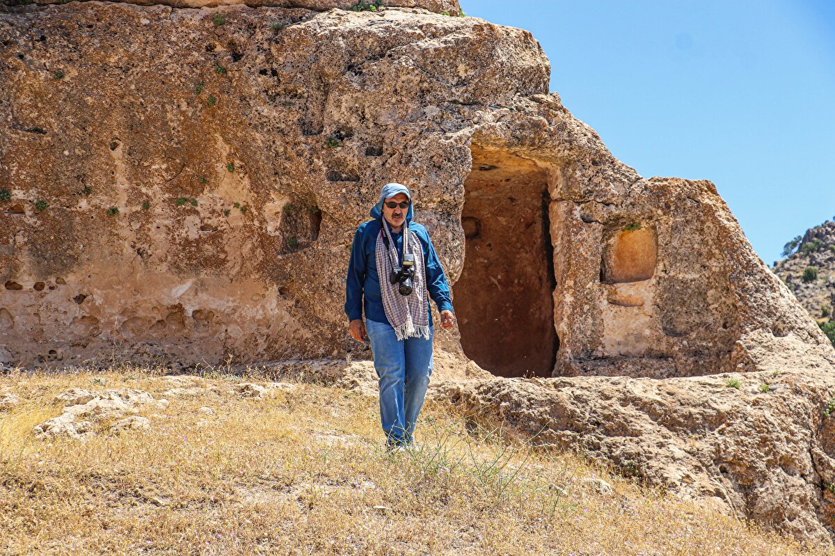 "3 BİN YILLARINDA BURADA YERLEŞİM BAŞLAMIŞ"<br>Dicle Üniversitesi Sanat ve Tasarım Fakültesi Dekanı Prof. Dr. İrfan Yıldız, kalenin bölge için çok önemli olduğunu ifade ederek, “En az milattan önce 3 bin yıllarında burada bir yerleşim başlamış. Yoğun bir şekilde demir çağı dönemi seramikleri etrafta görülüyor. İçerisinde bulunduğumuz yer kalenin gizli tüneli veya suyolu dediğimiz tünel. Bazı tarihçiler tarafından kuyu olarak adlandırılmıştır ama sonraki temizlik çalışmalarından sonra aslında buranın bir tünel olduğu net bir şekilde anlaşıldı" dedi.