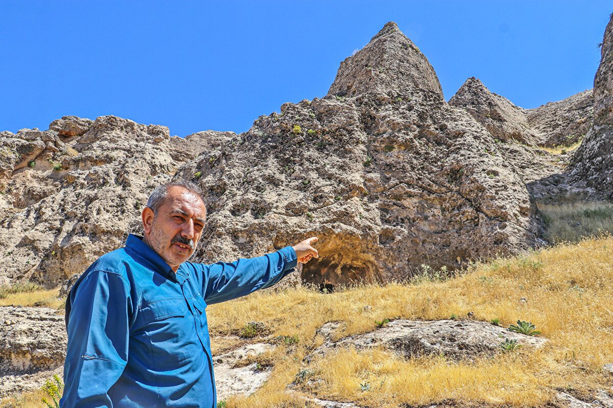 Asur ve Akat demir çağı seramikleri ile biri üç, diğeri bir kapasiteli 2 anıt kaya mezarlarının da olduğu kaledeki gizli tünelde şu ana kadar 3'ü kıvrımlı, 70 civarında basamak ortaya çıkarıldı.<br><br>