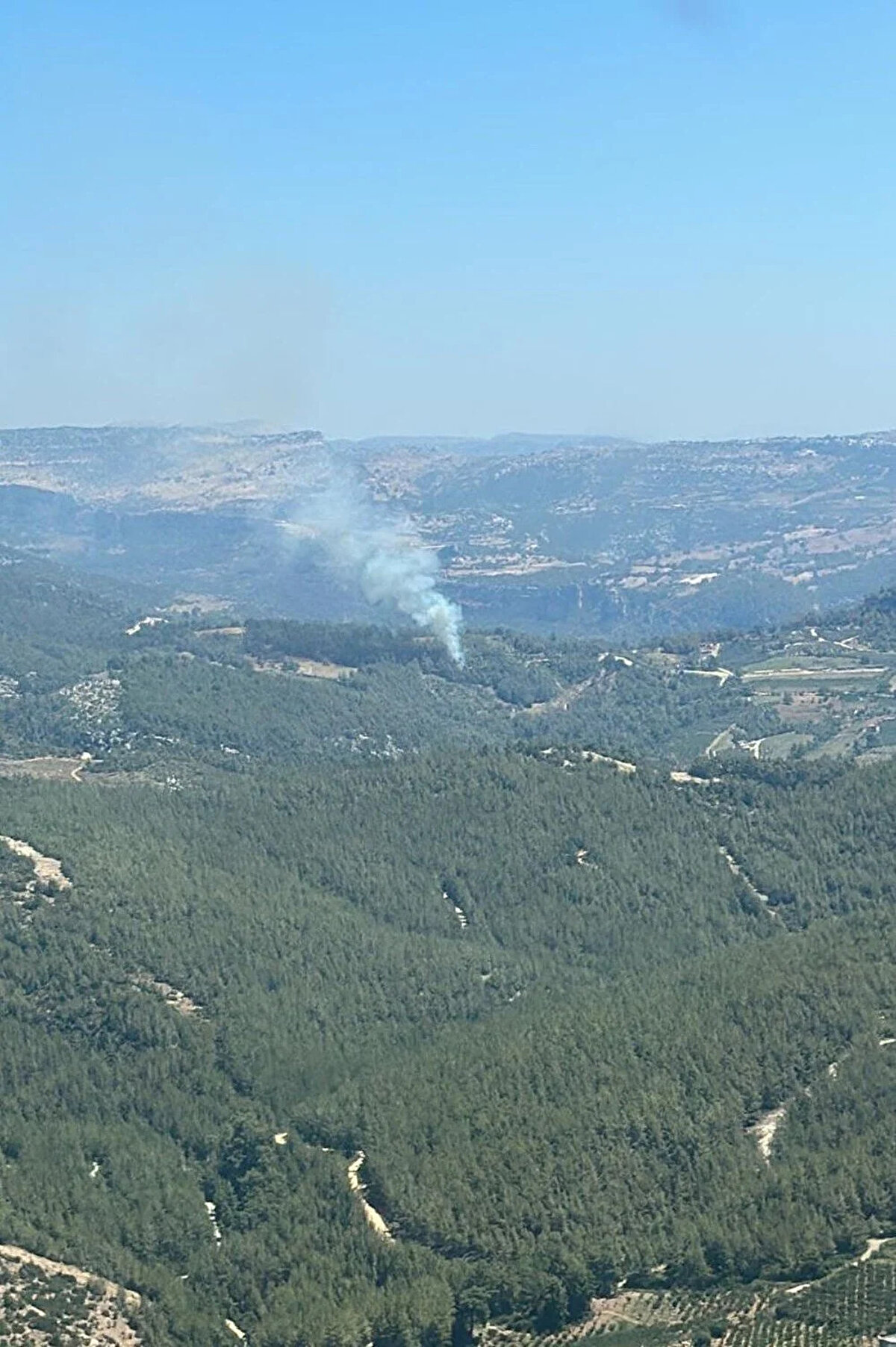 Mezitli ilçesinde saat 12.30 sıralarında başlayan yangına 5 yangın söndürme helikopteri, yangın söndürme uçağı ile çok sayıda arazöz ve Orman Bölge Müdürlüğü ekipleri yönlendirildi.<br><br>Ekiplerin havadan ve karadan müdahalesiyle yangın kontrol altına alındı.<br><br>Bölgedeki soğutma çalışmaları sürüyor.