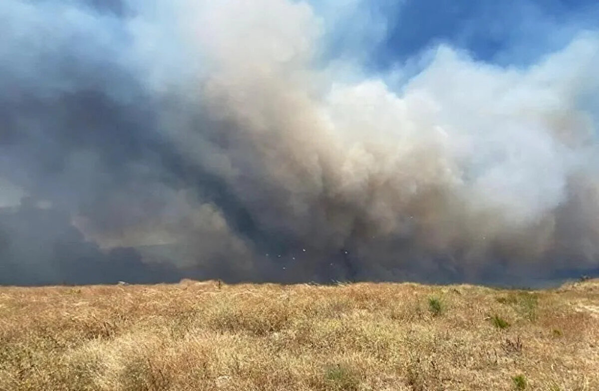 ÇANAKKALE'DE BİR YANGIN DA AYVACIK'TA<br>Tarım ve Orman Bakanlığı’ndan yapılan son paylaşıma göre Çanakkale’nin Ayvacık ilçesinde de orman yangınıyla mücadele ediliyor.<br><br>Ayvacık’taki yangına 2 uçak, 2 helikopter, 3 arazöz ve 28 personel müdahale ediyor.<br><br>Paylaşımda, Bakan İbrahim Yumaklı’nın alevlerle mücadele edilen bölgeye gittiği ifade edildi.