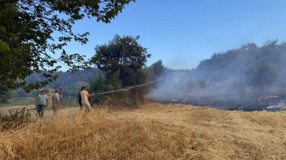 EKİPLER, RÜZGARLA ŞİDDETLENEN ALEVLERİ ENGELLEMEYE ÇALIŞIYOR<br>Yangın bölgesinde rüzgar öğle saatlerinde yeniden hızlanmaya başladı.<br><br>Ekipler, alevlerin köye ulaşmasını engellemeye çalışıyor.<br><br>Havadan 8 helikopter ve 4 uçak, karadan da 77 arazöz, 14 iş makinesi, su ikmal araçları ve 374 personel ile çok sayıda destek ekibiyle alevler söndürülmeye çalışılıyor.<br><br>Yangın söndürme uçakları ve helikopterler, Çanakkale Boğazı’ndan su alarak alevlere müdahale ediyor.