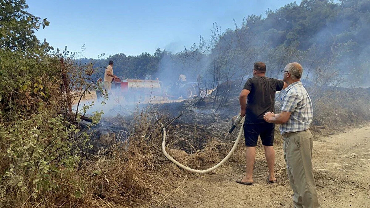 <br><br>Kızılkeçili köyü yakınlarında dün saat 16.31'de başlayan yangına gün doğumuyla helikopter ve uçaklarla müdahale yoğunlaştı.