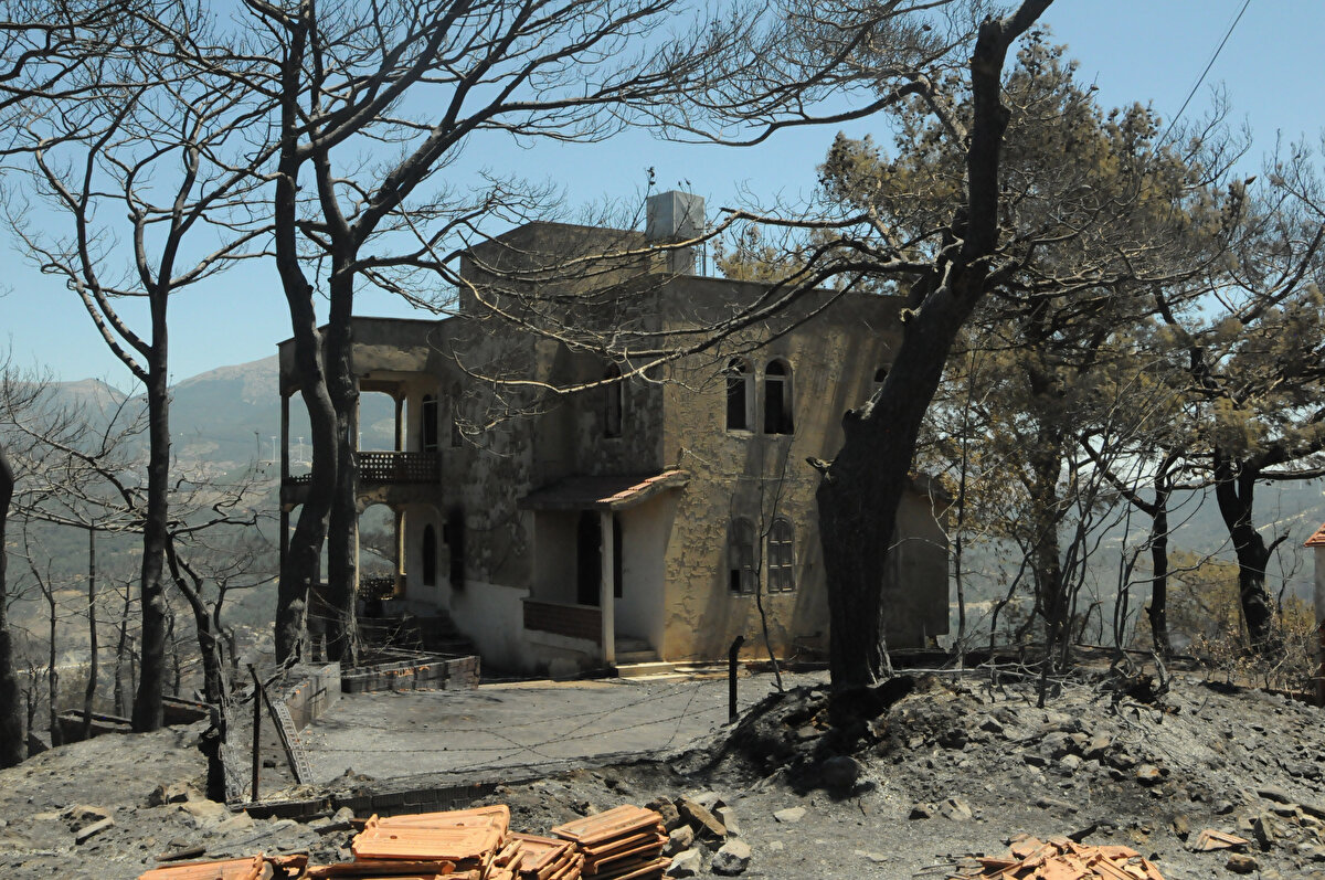 Soğukoluk Mahallesi'nde evi yanan vatandaşlardan Sami İşcan, yangın başladığında şans eseri evde olmadığını ancak haber alır almaz eve gittiğini söyledi.<br><br>