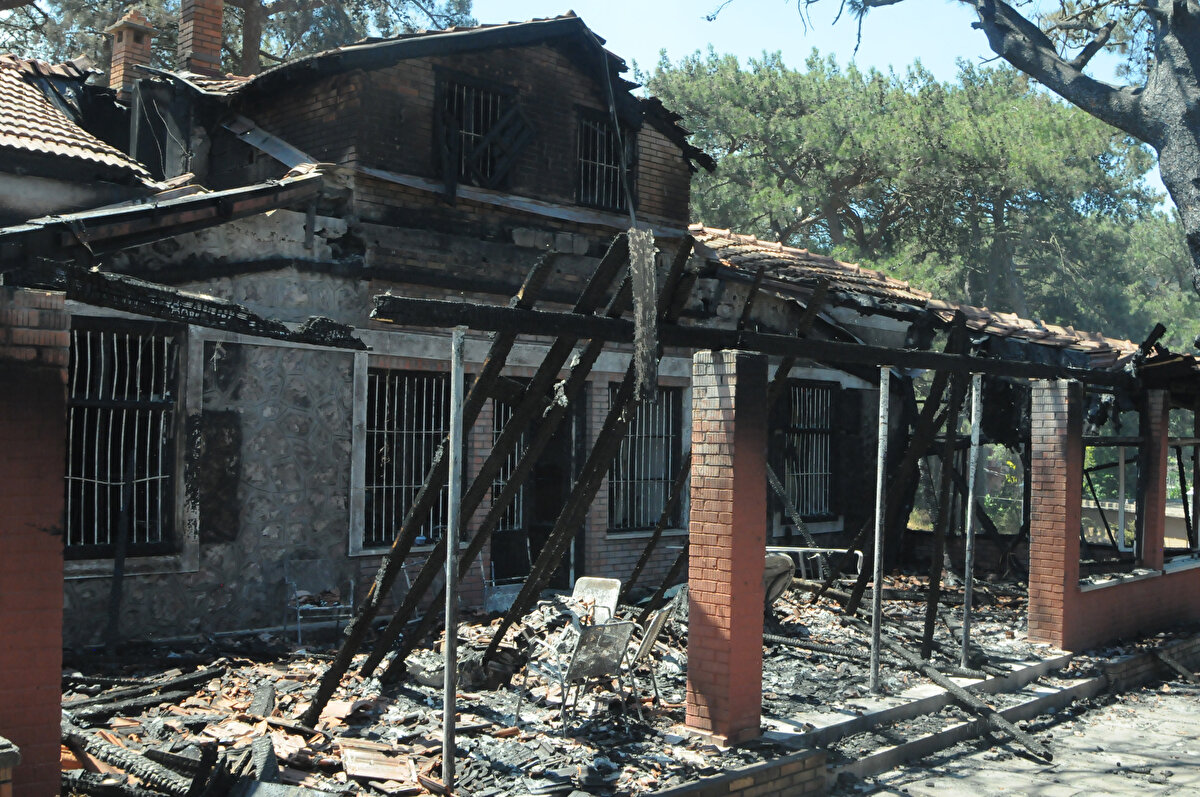 Evine gittiğinde aracının ve evinin yandığını görünce eve giremediğini belirten Sami İşcan, “Akşam 22.00'ye kadar yangın yerinde bekledim, daha sonra bölgeden ayrıldım. Sabah geldiğimde evim ve aracım kül olmuştu. İçeride hiçbir şey kalmamıştı" dedi.<br><br>'CİĞERLERİMİZ YANMIŞ'<br><br>Nilgün Duman da yaz aylarında serin olduğu için Soğukoluk Mahallesi'nde yaşadıklarını belirterek, "Yangının çıktığı saat 14.00'te hemen müdahale başladı ancak aşırı sıcak ve rüzgarın da etkisiyle alevler hızla yayıldı.