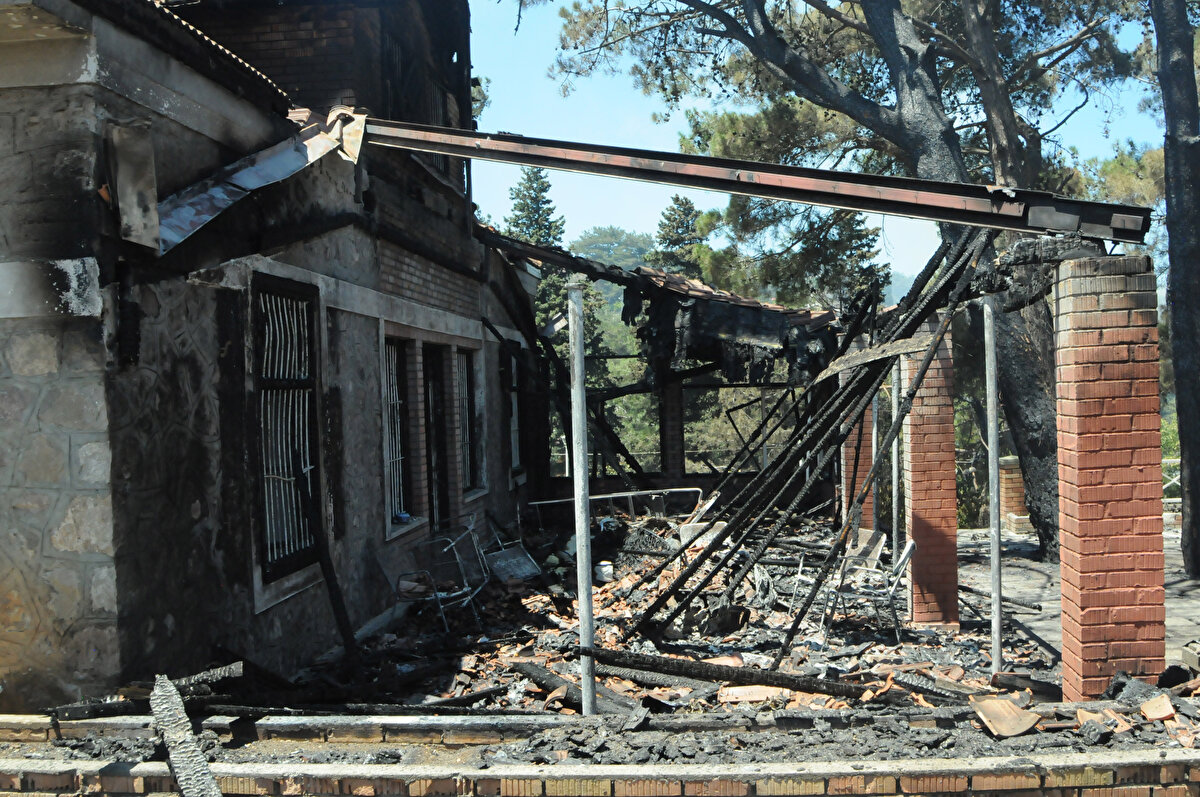 Duman, "Çok kötü olduk. Deprem anlarını bir daha yaşadık" ifadelerini kullandı.<br>