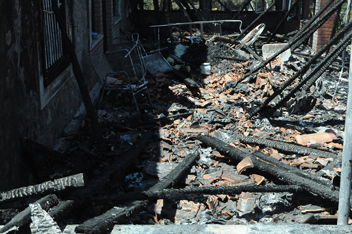 Orman Genel Müdürlüğü'nün 450 personeli, diğer kamu kurum ve kuruluşlarında görevli memurlar ile bölge halkı, yangını söndürmek için ikinci günde de çalışmalarını sürdürüyor. Öte yandan yangına neden oldukları gerekçesiyle gözaltına alınan iki kişinin de adli işlem sürecinin devam ettiği öğrenildi.