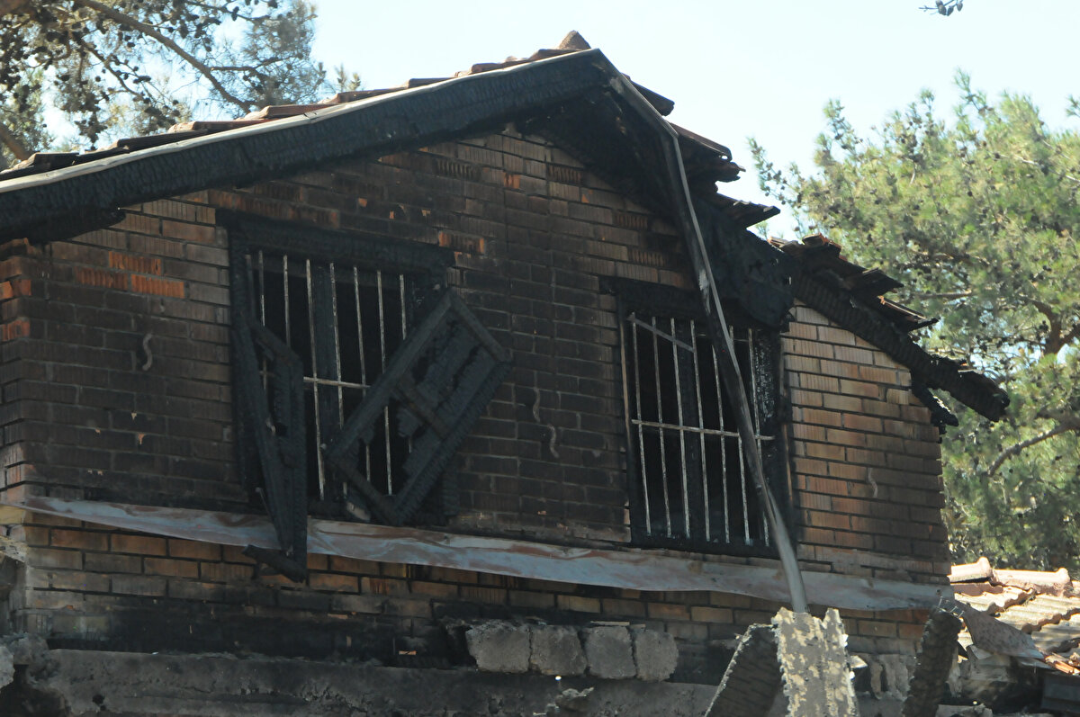 Ayrıca, söndürme çalışmalarına destek için bölgeye giden bir arazözün otomobille çarpıştığı kazada, otomobildeki bebeğin yaşamını yitirdiği belirtildi.