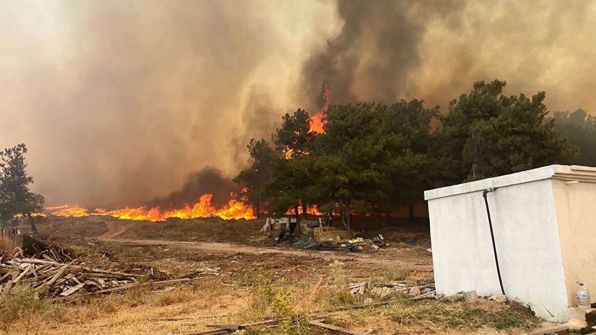 ÇANAKKALE’DEKİ YANGIN 24'ÜNCÜ SAATİNE GİRİYOR<br>Çanakkale'de dün başlayan ve 24 saattir süren orman yangını kontrol altına alınmaya çalışılıyor.