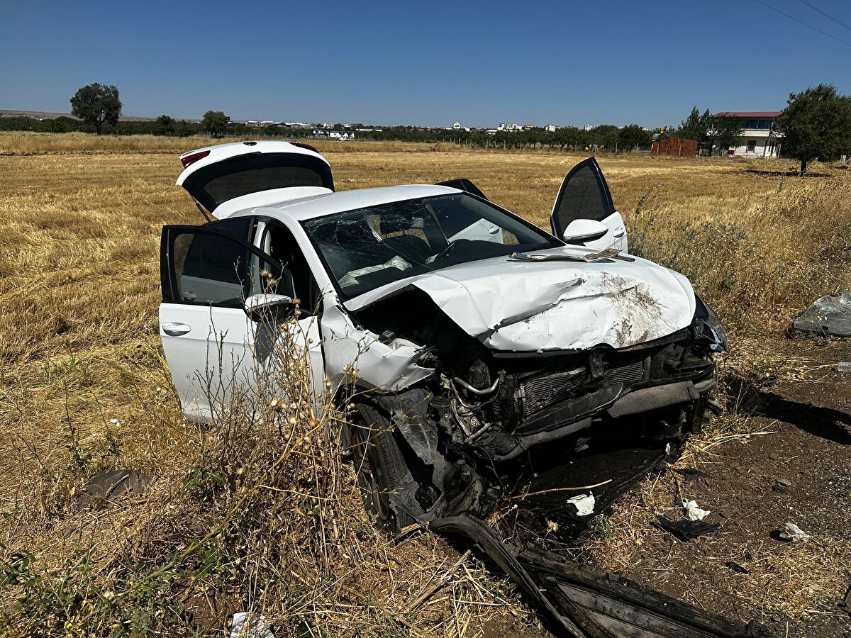 Çarpışmanın etkisi ile hurdaya dönen otomobillerde bulunan Misbah Beşkat, Halimehan Beşkat (74), Ayşe Çelik (32), Sinan İren (24) ve Mustafa İren (30) yaralandı.<br>