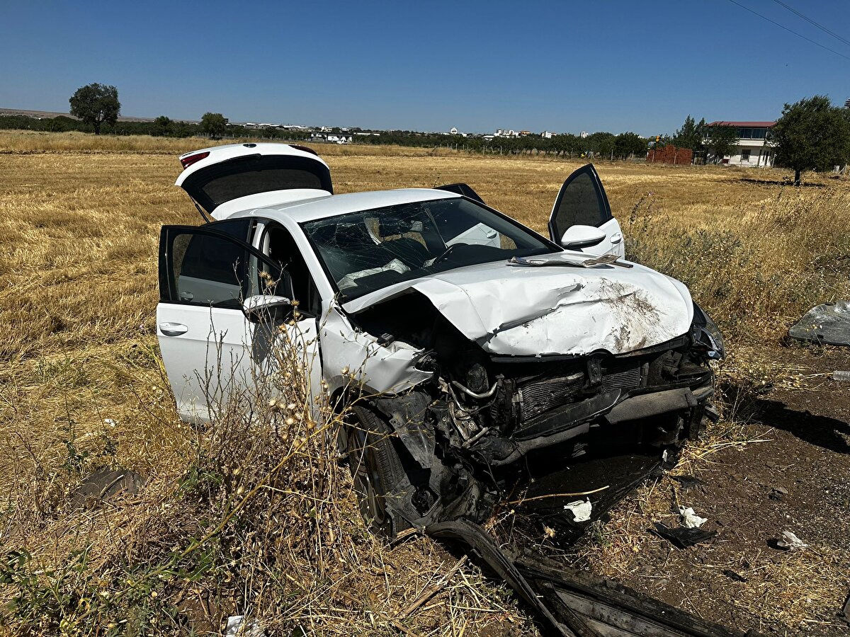 Acil serviste tedaviye alınan yaralılardan Mustafa İren, doktorların tüm müdahalesine rağmen kurtarılamadı. İren'in cenazesi, otopsi yapılmak üzere morga kaldırılırken kazaya ilişkin soruşturma başlatıldı.<br><br>