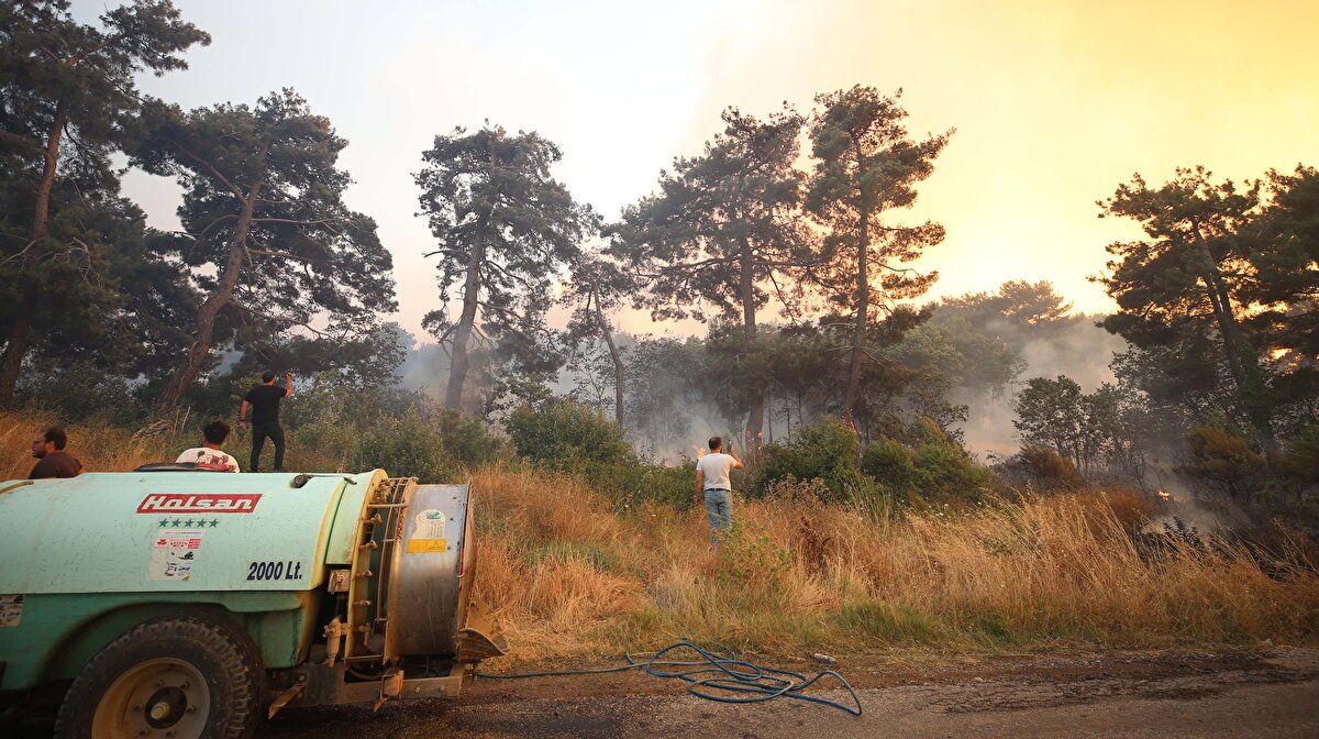 ÇANAKKALE VALİSİ AKTAŞ: YARALI VE CAN KAYBIMIZ YOK<br>Çanakkale Valisi İlhami Aktaş, yangınla ilgili yaptığı açıklamada, herhangi yaralı ve can kaybı olmadığını belirtti. <br><br>Aktaş, "Dün saat 16.30 sıralarında Çanakkale merkeze bağlı köylerimizde yaklaşık 5 köyümüzü ve civarını etkileyen örtü yangınıyla başlayıp, daha sonra ormana sıçrayan bir orman yangını söz konusu oldu. Rüzgarın da etkisiyle geniş bir alana yayıldı. Şu ana kadar köylerimizden birisini vatandaşımızın can güvenliği açısından boşalttık. Onun dışında orman varlığımız ve ekili alanlar dışında herhangi canlı kaybımızda yok bildiğimiz, şu ana kadar bize intikal eden ama çok şükür herhangi yaralı ve can kaybımız yok“ dedi.