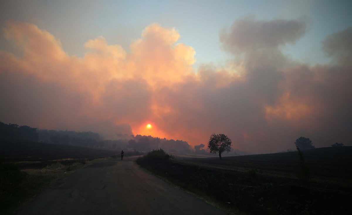 Kontrol altına alınamayan yangın nedeniyle Kemel köyü tedbir amaçlı boşaltıldı. Vatandaşlar otobüslerle Terzioğlu Kız Öğrenci Yurdu'na gönderildi.<br><br>Çanakkale Valiliğinden yapılan açıklamada, “Çanakkale merkeze bağlı Kızılkeçili, Yukarı Okçular ve Kemel köyü civarında devam eden orman yangınına havadan ve karadan söndürme çalışmaları devam etmektedir. Kemel köyünde yaşayan vatandaşlarımızın can güvenliği açısından evlerini boşaltmaları önem arz etmektedir. Vatandaşlarımız, Valiliğimizce tahsis edilen tesislerde misafir edileceklerdir.” denildi.