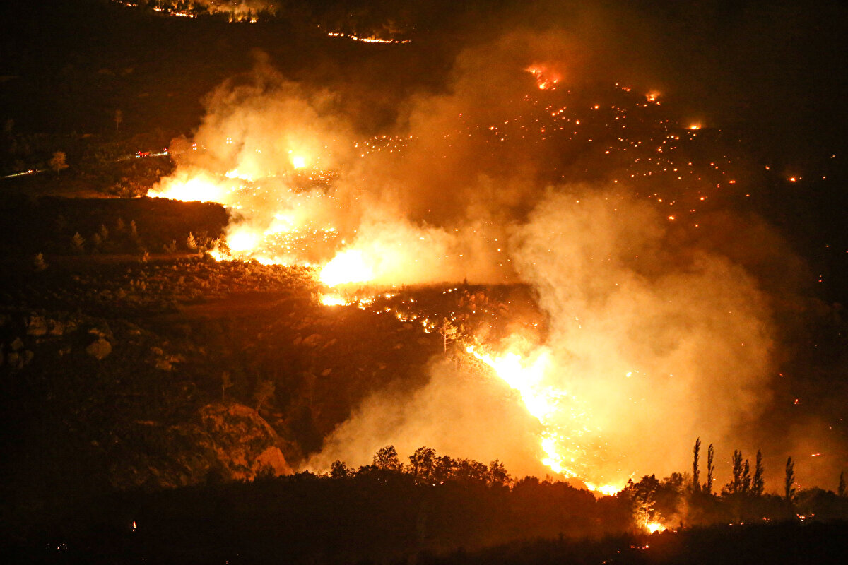 Karadan ve havadan söndürme çalışmaları devam ederken, bölge halkının da ekiplerle destek verdiği öğrenildi.<br><br>