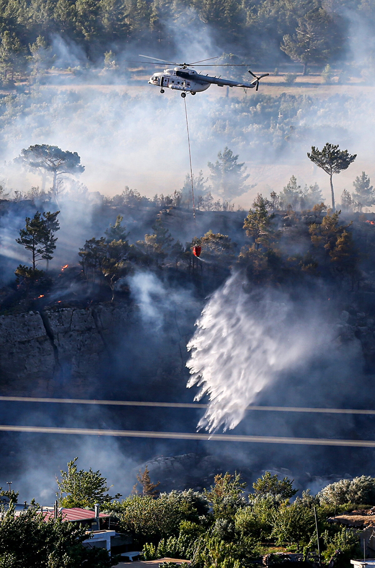 Twitter hesabından paylaşımda bulunan Vali Pehlivan, "Hava kararana kadar 10 helikopterin, hava karardiktan sonra gece görüşlü 3 helikopterin de söndürme çalışmalarına katıldığı, halihazırda devam etmekte olan yangına arazöz, itfaiye aracı, su tankeri ve TOMA'lardan oluşan 78 yangin söndürme aracı, 66 iş makinesi, 539 personel müdahale etmektedir" ifadesine yer verdi.<br><br>