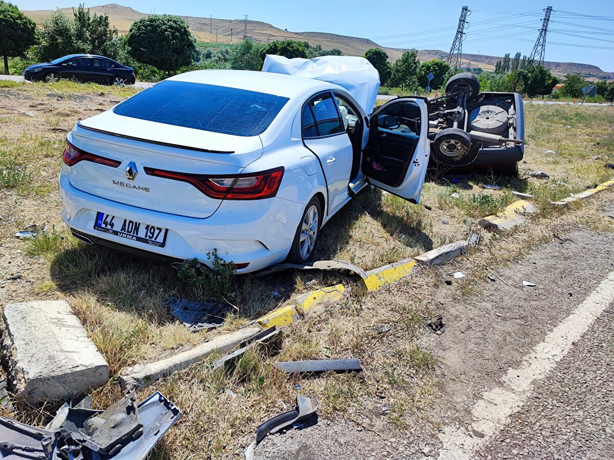 Yaralılar sağlık görevlilerince yapılan ilk müdahalenin ardından ambulanslarla hastanelere kaldırıldı.