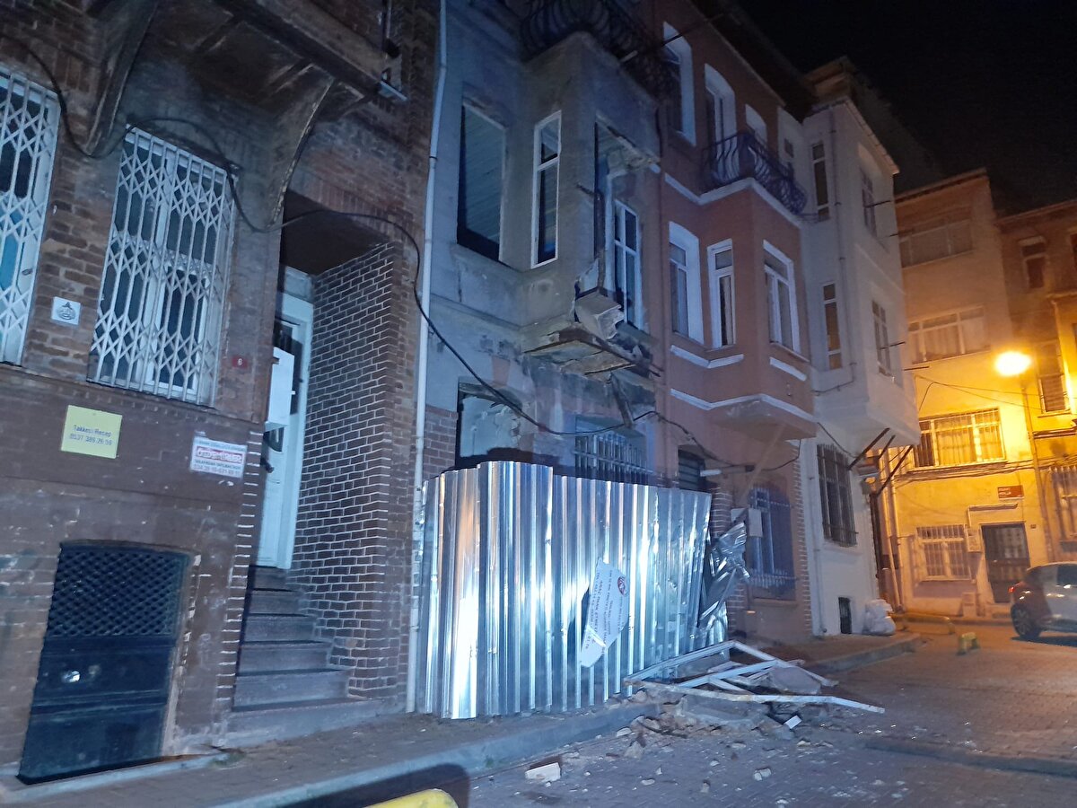 Şans eseri kimsenin bulunmadığı sokakta herhangi bir yaralanma ve can kaybı yaşanmazken, Fatih Belediyesi zabıta ekipleri ise incelemelerin ardından binanın çevresine demir bariyerler koyarak önlem aldı.<br>Polis ekipleri olayla ilgili inceleme başlattı.