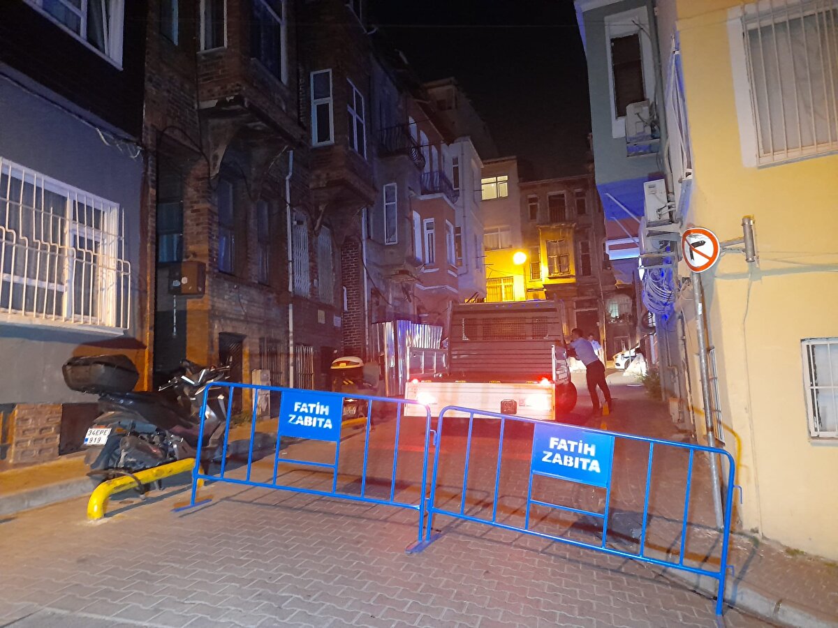 Edinilen bilgiye göre, daha önceden boşaltılarak belediye ekipleri tarafından önlem alınan 3 katlı binanın, birinci katındaki daire balkonunda bilinmeyen nedenle çökme meydana geldi.