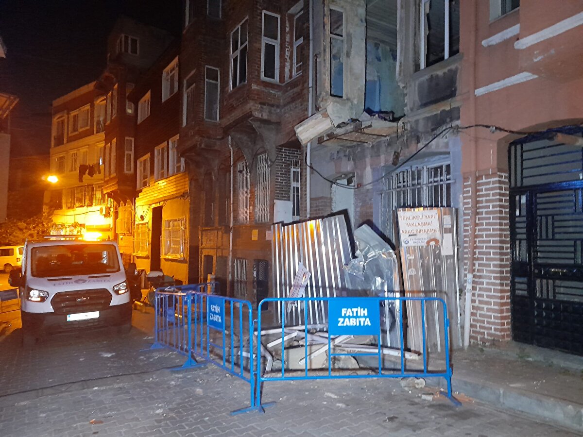 Binadan kopan beton parçaları sokağa düştü. Çevredekiler durumu hemen polis, itfaiye ve zabıta ekiplerine haber verdi.