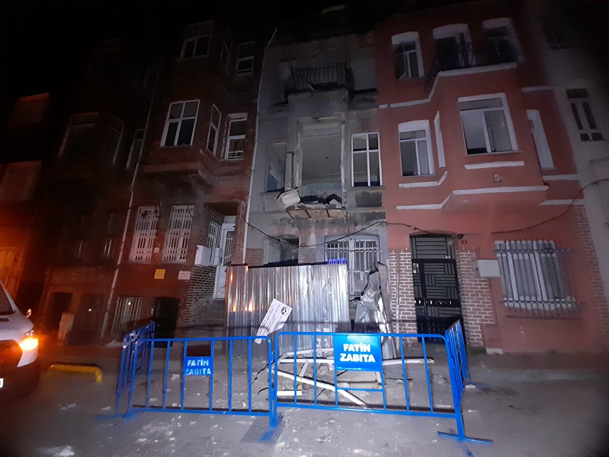 Olay yerine gelen itfaiye ekipleri, bina çevresinde incelemelerde bulundu. Polis ekipleri de çevrede önlem aldı.