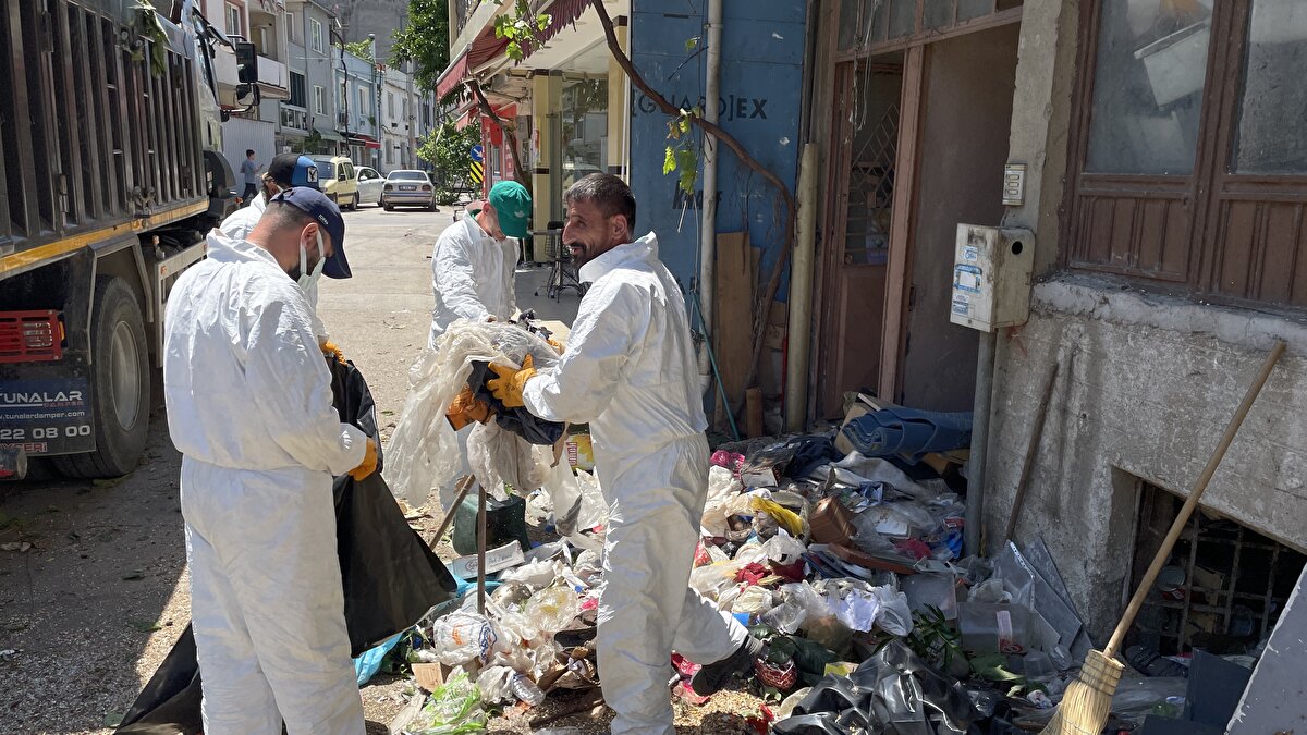 Binanın, çöpten arındırıldıktan sonra belediye ekiplerince ilaçlanacağı öğrenildi.