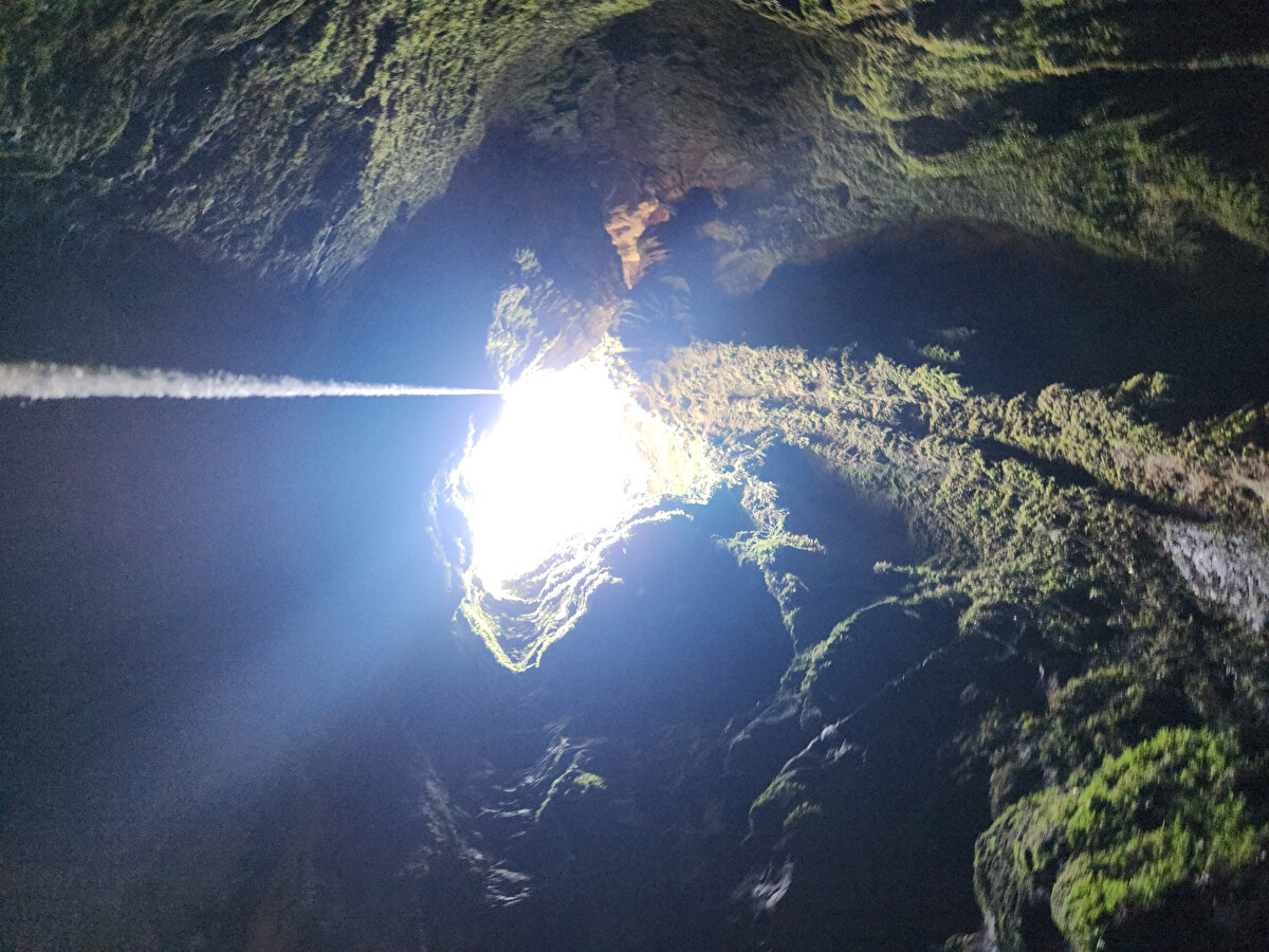 ARAÇ KONYA'YA KAYITLI<br>Dikey mağaraya 2021 yılında yaptıkları ilk inişlerinde arabayı gördüklerini kaydeden Kuzu, otomobilin üzerindeki 42 KC 281 numaralı plakayı jandarmanın alıp sorguladığını, herhangi bir adli vaka olmadığı yönünde bilgi aldıklarını söyledi.