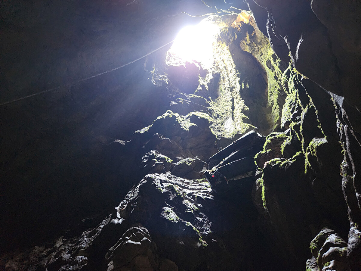 Jandarma plaka üzerinden yaptığı araştırmada, plaka kaydı olan kişiyi Konya'da bulmuş. O kişi, 'Aracı sattım ama üzerimden devrini yapmadım. Sonra kim ne yaptı, bilgim yok' yanıtını vermiş. Adamın başı da sıkıntıya girmişti o zaman ama neden düştü veya biri mi attı bilmiyoruz" diye konuştu.