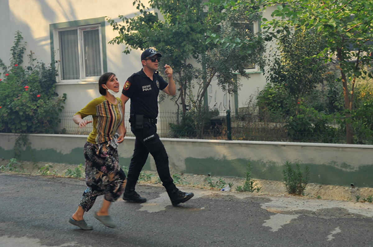 Tekirdağ'ın Malkara ilçesi Deveciköy- Kuştepe mevkisi arasında çıkan orman yangını devam ederken, bölgeye gelen AFAD Başkanı Yunus Sezer, gazetecilere açıklama yaptı. Yangının, havanın da etkisiyle enerjisini kaybettiğini belirten Sezer, şöyle konuştu:<br><br>"Hatay Belen'den geliyorum. Bugün Tarım Bakanımız da açıklama yaptı. Çok şükür Hatay'daki yangını iki günlük yoğun çalışmanın ardından kısmi olarak kontrol altına aldık. Buradaki yangın tabii ki büyük bir yangındı, bizleri korkuttu. Oradan buraya geldik. İçişleri Bakanımız ve Tarım Bakanımız buradaki olayı başından beri yoğun bir şekilde takip ediyorlar. Bu noktada Cumhurbaşkanımıza da sürekli bilgi aktarılıyor. Hem buradaki yerel imkanları hem de çevre illerdeki araç gereç imkanlarını kullandık. İstanbul ve diğer çevre illerden buraya takviyeler yapıldı. Hava araçları da söndürmeye katıldı. 2 uçak, 2 helikopter Çanakkale'deki yangına rağmen buraya takviye olarak geldiler. Yangın şu anda havanın da etkisiyle enerjisini kaybetmiş durumda. İnşallah yarın daha hızlı bir şekilde mesafe alınır diye düşünüyorum, geçmiş olsun diyorum."