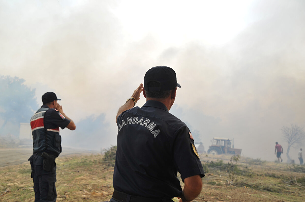 Bugün ise günün ilk ışıklarıyla birlikte havdan etkin müdahale yeniden başladı. Alevlere, toplam 21 hava unsuru, 60’ın üzerinde arazöz, 500’den fazla personel müdahale ediyor.<br><br>