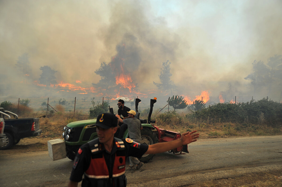 Çanakkale Orman Bölge Müdürlüğü'nden çok sayıda ekibin yanı sıra, çevrede oturan köylüler de kendi su tankerleriyle destek verdi. Rüzgarın şiddetli olması nedeniyle yangın kontrol altına alınamadı. Dün Çanakkale Valiliği tarafından yapılan açıklamada tedbir amaçlı Kemel, Kayadere, Işıklar, Dörtyol, Kurşunlu ve Mareşal Fevzi Çakmak köylerinin tahliyesine karar verildiği duyuruldu.<br><br>