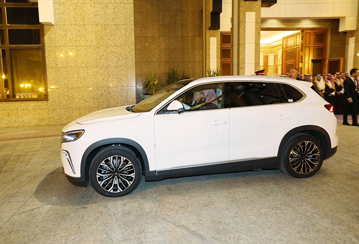 Cumhurbaşkanı Erdoğan ve Veliaht Prens Selman, Al Salam Sarayı'nın avlusunda bir süre Togg'u inceledi.