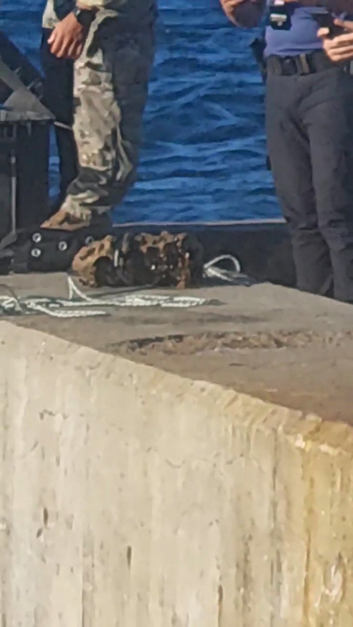 İhbar üzerine sahile gelen polis çevrede güvenlik önlemi aldı. Bölgeye sevk edilen Sahil Güvenlik Komutanlığı'na bağlı dalgıç ekipleri boğazda arama yaptı.