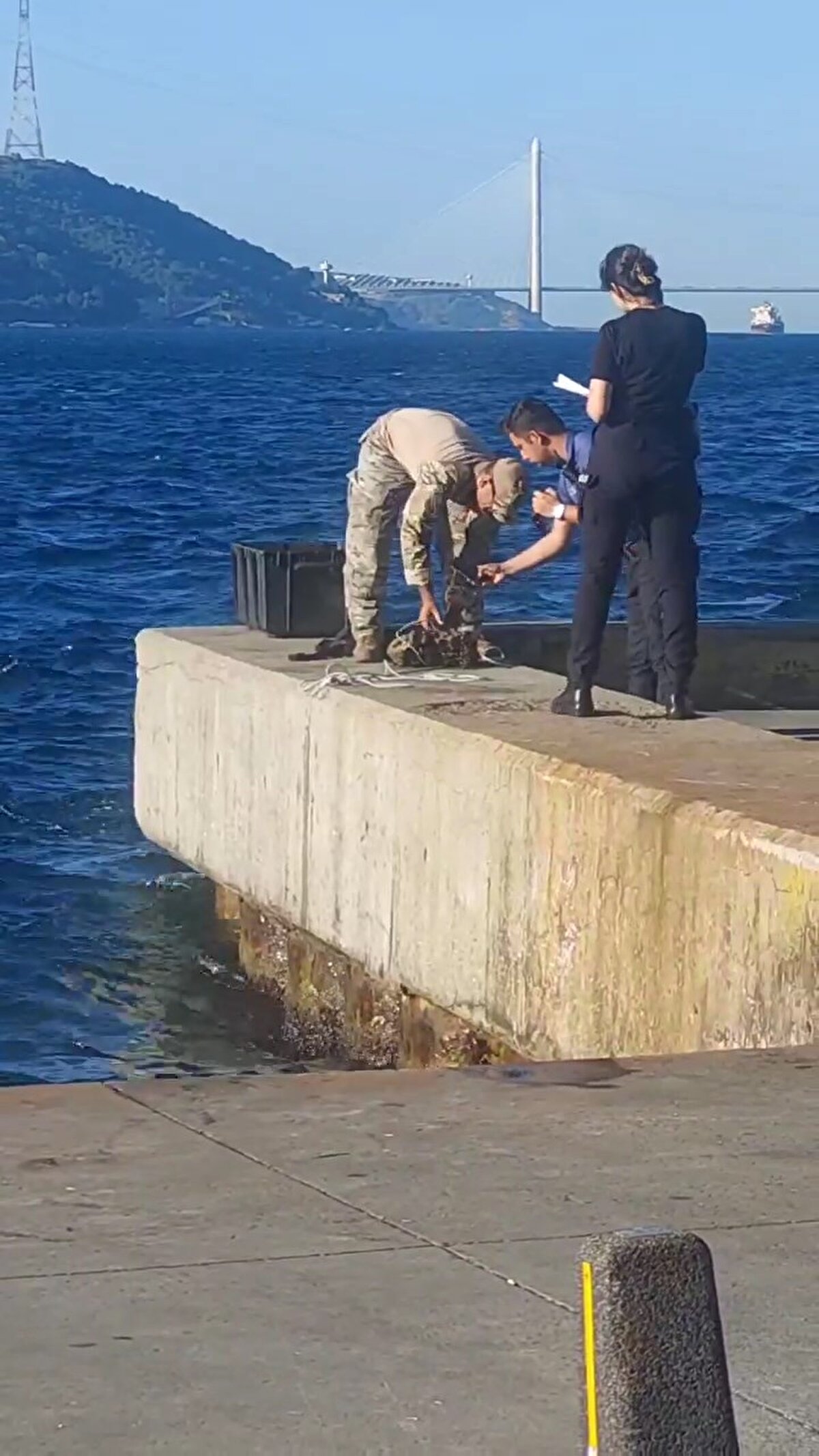 Dalgıçlar tarafından sudan çıkarılan mayın, incelenmek ve ardından imha edilmek üzere götürüldü.