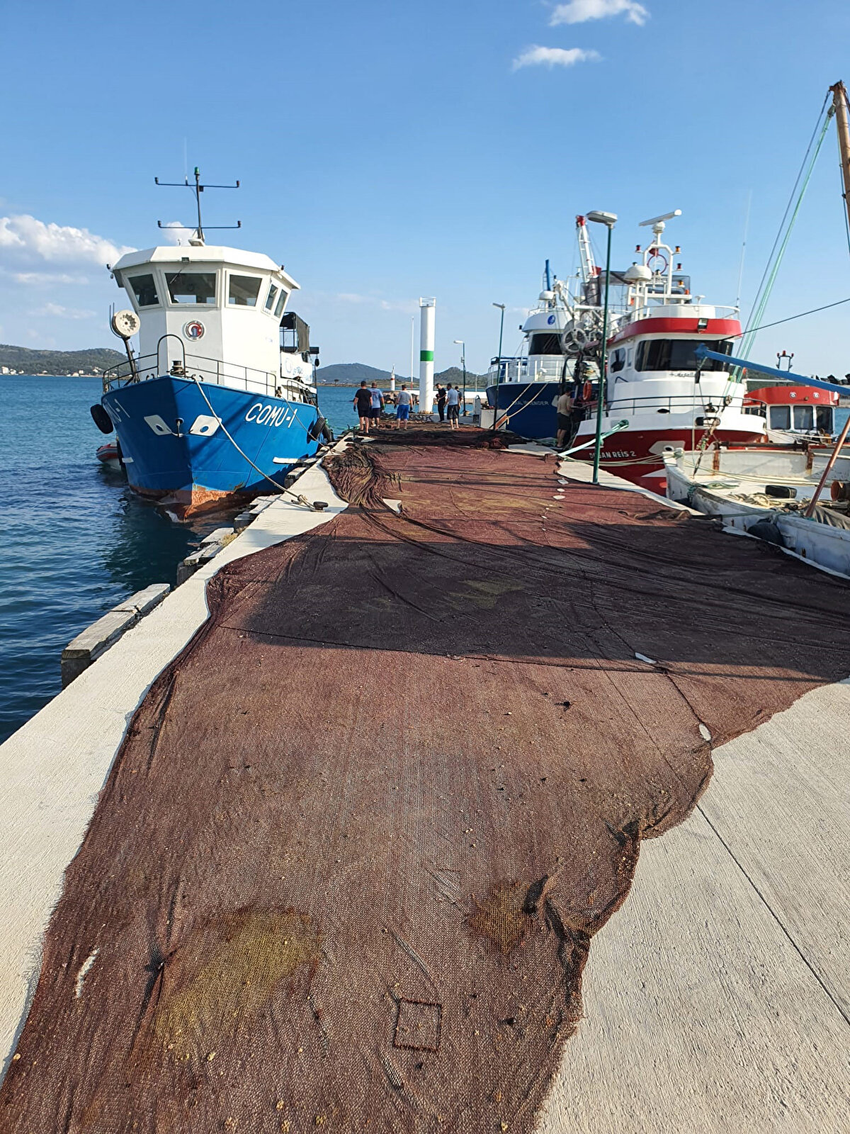 SON YILDA 6 TÜR YOK OLDU<br><br>Balıkçılık ve Su Ürünleri Genel Müdürlüğü'nden alınan bilgiye göre, dünya üzerindeki 35 biyoçeşitlilik sıcak noktasından 3'üne sahip olan Türkiye, biyoçeşitlilik açısından dünyanın en zengin bölgelerinden biri olarak kabul ediliyor. Ancak Türkiye'de tüm tatlı su balık türlerinden 3'te 1'i tehdit altında. Son 50 yılda 6 tür yok oldu. Günümüzde Türkiye'nin bu eşsiz biyolojik çeşitliliğinin ciddi tehdit altında olduğu belirtilerek, özellikle sucul ekosistemlerde daha belirgin hale gelen hayalet ağlar ve istilacı türlerin sucul yaşamın sürdürülebilirliği üzerinde ciddi baskı oluşturduğu açıklandı.<br>