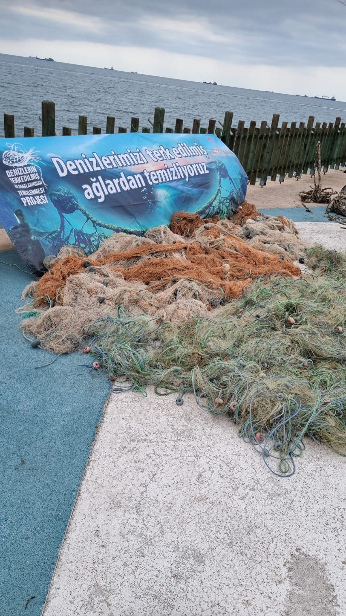 5 MİLYON YENİ BİREY ENGELLENDİ<br><br>İstilacı türlerin ekolojik, ekonomik ve insan sağlığı yönünden çeşitli etkileri olduğuna vurgu yapılan açıklamada, bakanlık olarak denizlerde başta balon balığı ve aslan balıkları olmak üzere istilacı türlerle mücadele edildiği bildirildi. Benzer şekilde iç sularda ekonomik değere sahip olan istilacı türler üzerinde av baskısını teşvik ederek de bu türlerin kontrol altında tutulmasına yönelik ciddi çalışmalar yapıldığı belirtildi.<br>Balon balığıyla mücadelede 2020'de başlatılan, 2021 ve 2022 ve 2023 yıllarında devam eden desteklemelerle, üzerinde av baskısı oluşturulup, stoka katılım oranının azaltıldığı, 2020'den bu yana 100 binin üstünde balon balığı avlandığı açıklandı. Desteklemeyle avlanan her bir dişi balon balığı sayesinde yaklaşık 5 milyon yeni bireyin ekosisteme girişinin engellendiği bildirildi.<br>